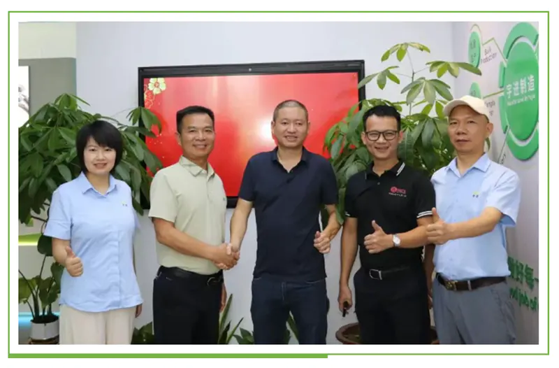 Người mua hàng Việt Nam ghé thăm SPOTLESS— “Mr. 4 Seconds” và những điều nhỏ nhặt nhưng quan trọng