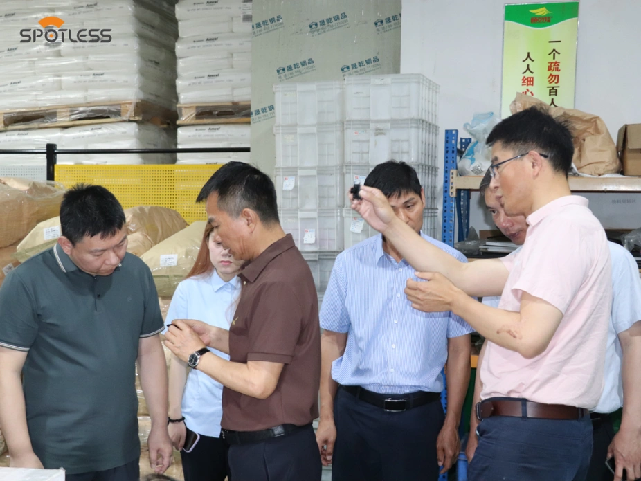 Khách hàng đến thăm Nhà máy sản xuất lưỡi gạt nước SPOTLESS: Một bước hướng tới nguồn cung ứng đáng tin cậy